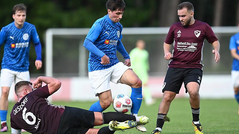 Der Oesdorfer Alban Nreci versucht Jochen Staniszewski vom Ball zu trennen.