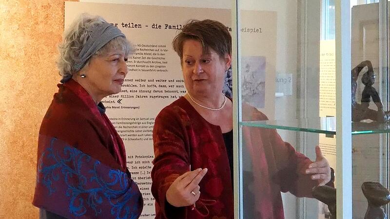 Ruth Schreiber (links)  und Museumsleiterin Annette Sch&auml;fer beim Rundgang durch die Ausstellung, an dem auch die zugeschaltete Online-Community teilnehmen konnte.