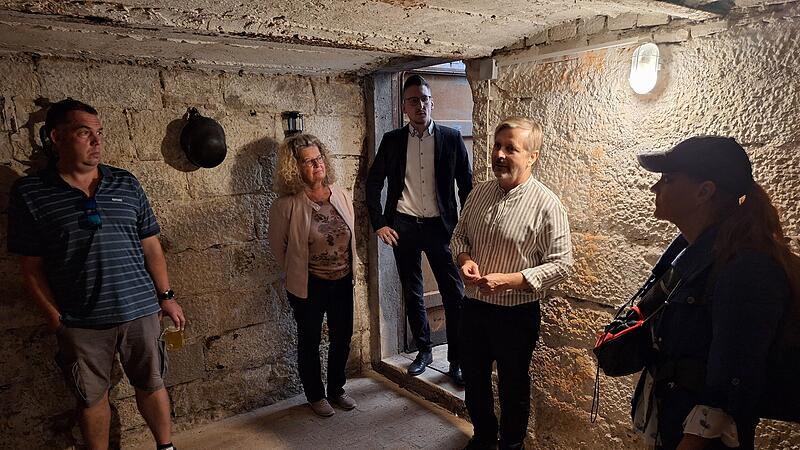 Bei einer Besichtigung gab Eigent&uuml;mer Wolfgang Weller Einblick in das restaurierte historische Geb&auml;ude