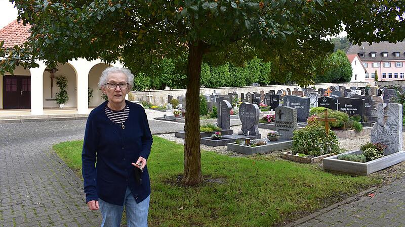 Traudl Eckert auf dem Friedhof. Auch der Friedhofsdienst gehörte für sie und ihren Mann zu den vielen ehrenamtlichen Aufgaben.Forchheim & Fränkische Schweiz Traudl Eckert auf dem Friedhof. Auch der Friedhofsdienst gehörte für sie und ihren Mann zu den vielen ehrenamtlichen Aufgaben.Forchheim & Fränkische Schweiz