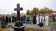 Ein altes Kreuz soll mit Gedenktafel an das Wirken von Ordensleuten in H&ouml;chstadt erinnern. An Allerseelen wurde es auf dem Stadtfriedhof enth&uuml;llt und gesegnet.