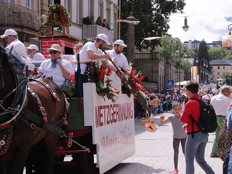 Die Metzgerinnung Bad Kissingen verteilt Wurst an die Besucher.