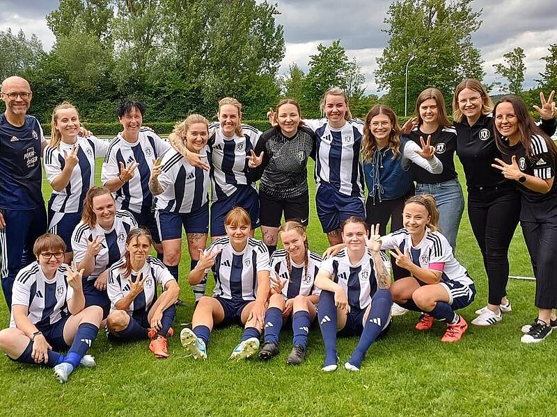 Hier jubeln die Frauen des FC Redwitz mit ihren Trainer Marco Patzelt (li.) noch &uuml;ber den Aufstieg in die Bezirksoberliga. Jetzt mussten sie das Team zur&uuml;ckziehen.