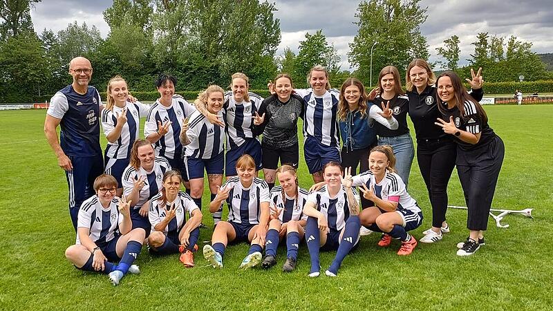 Hier jubeln die Frauen des FC Redwitz mit ihren Trainer Marco Patzelt (li.) noch &uuml;ber den Aufstieg in die Bezirksoberliga. Jetzt mussten sie das Team zur&uuml;ckziehen.