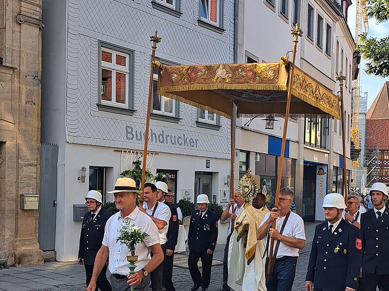 Am Freitag ist die traditionelle Prozession zu Mari&auml; Himmelfahrt durch Forchheim gezogen.