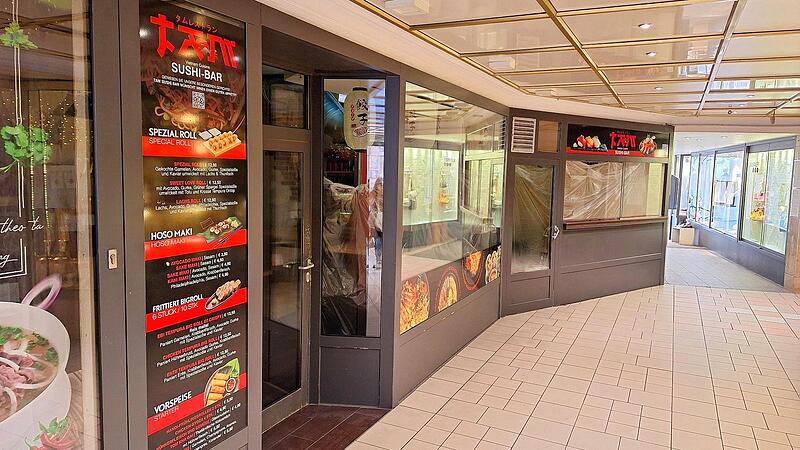 Noch wird in der Wallensteinpassage renoviert, doch die Werbebanner deuten es bereits an: Hier er&ouml;ffnet bald die &bdquo;Tam Sushi-Bar&ldquo;.