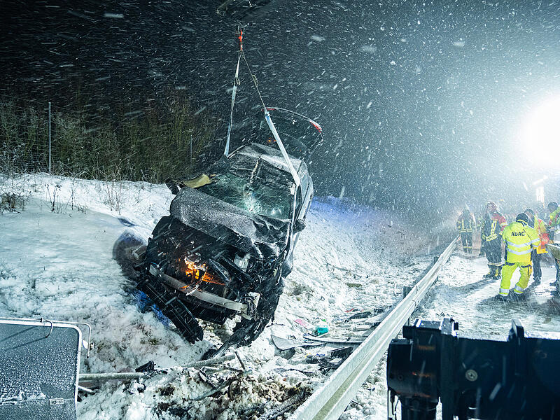 Winter h&auml;lt Einsatzkr&auml;fte auf Trab - zwei Verletze nach &Uuml;berschlag im dichten SchneetreibenUnfall A 73 zwischen Coburg und Eisfeld