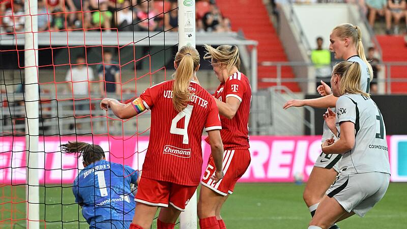 DFB-Supercup - Bayern M&uuml;nchen - VfL Wolfsburg