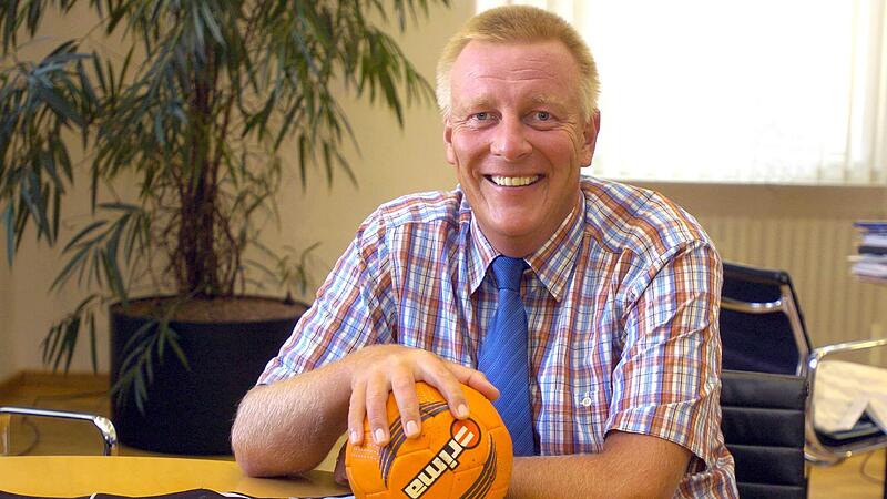 Coburgs ehemaliger Oberbürgermeister Norbert Kastner bezeichnete sich selbst als „Handball-Verrückten“. Bevor er nach internen Querellen freiwillig von seinem Präsidentenamt beim HSC zurücktrat, forcierte er erfolgreich den Bau der Ballsporthalle auf der Lauterer Höhe. Coburgs ehemaliger Oberbürgermeister Norbert Kastner bezeichnete sich selbst als „Handball-Verrückten“. Bevor er nach internen Querellen freiwillig von seinem Präsidentenamt beim HSC zurücktrat, forcierte er erfolgreich den Bau der Ballsporthalle auf der Lauterer Höhe.