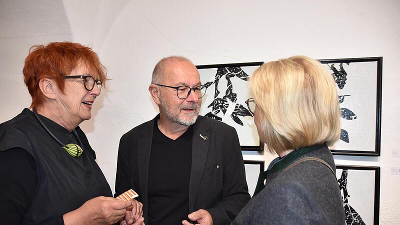 Die beiden Künstler Ingrid Seidel und Bernd Romankiewitz im Gespräch mit einer Ausstellungsbesucherin.