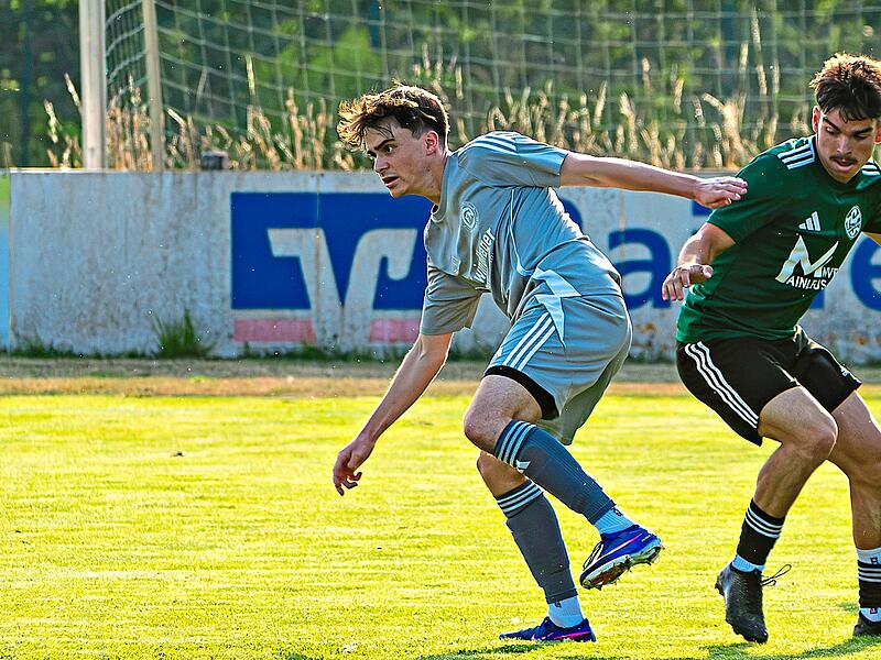 Youngster Lorenzo Caputi (rechts) brachte die Mainleuser im Kreisderby gegen den FC Neuenmarkt in F&uuml;hrung. Doch am Ende schnappten sich die &bdquo;Eisenbahner&ldquo; um Johannes Hofmann (links) die drei Punkte.Monika Limmer