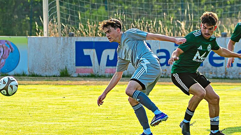 Youngster Lorenzo Caputi (rechts) brachte die Mainleuser im Kreisderby gegen den FC Neuenmarkt in Führung. Doch am Ende schnappten sich die „Eisenbahner“ um Johannes Hofmann (links) die drei Punkte.Monika Limmer Youngster Lorenzo Caputi (rechts) brachte die Mainleuser im Kreisderby gegen den FC Neuenmarkt in Führung. Doch am Ende schnappten sich die „Eisenbahner“ um Johannes Hofmann (links) die drei Punkte.Monika Limmer