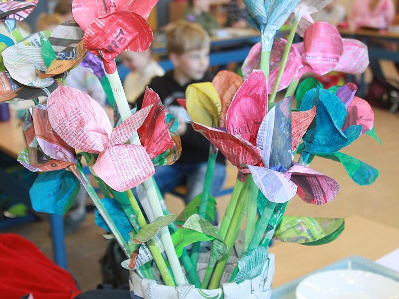 Der 1. Platz im Teamwettbewerb geht an die Klasse 4a der Dr.-Ro&szlig;bach-Grundschule Lichtenfels. Die Sch&uuml;lerinnen und Sch&uuml;ler begeisterten die Jury mit ihrem bunten Blumenstrau&szlig;.