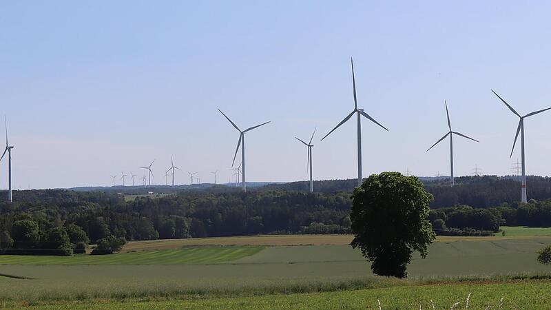 Auf dem Jura stehen – wie hier bei Großziegenfeld – bereits viele Windkrafträder, doch weitere sollen folgen.