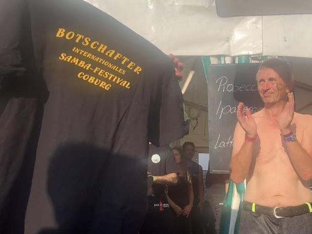 Besondere Ehrung in Coburg: Oskar L&uuml;tzow von den Quastenflossern wurde zum &bdquo;Botschafter des Samba-Festivals&ldquo; ernannt.