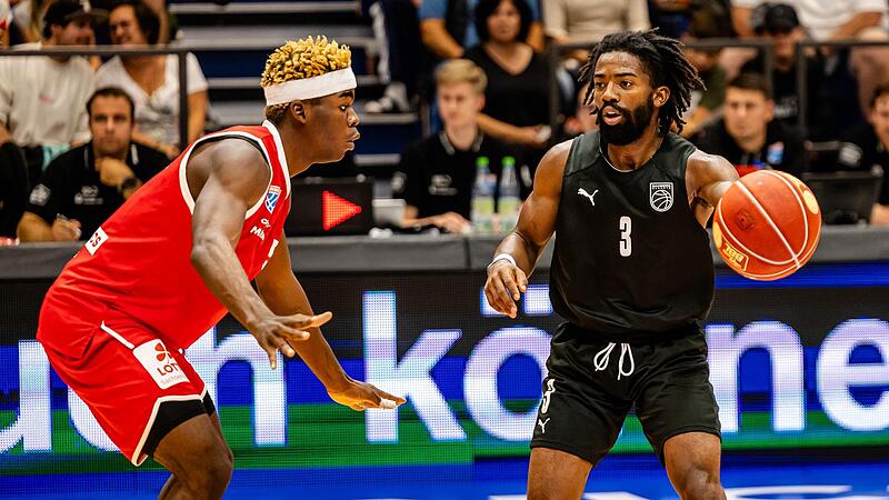 Bester Passgeber im Bamberger Team in Weißenfels war Malik Johnson (rechts) mit sechs Assists, allerdings auch drei Ballverlusten. Hier wird er vom MBCler Ralph Hounnou gedeckt.