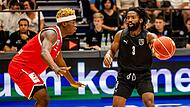 Bester Passgeber im Bamberger Team in Weißenfels war Malik Johnson (rechts) mit sechs Assists, allerdings auch drei Ballverlusten. Hier wird er vom MBCler Ralph Hounnou gedeckt.
