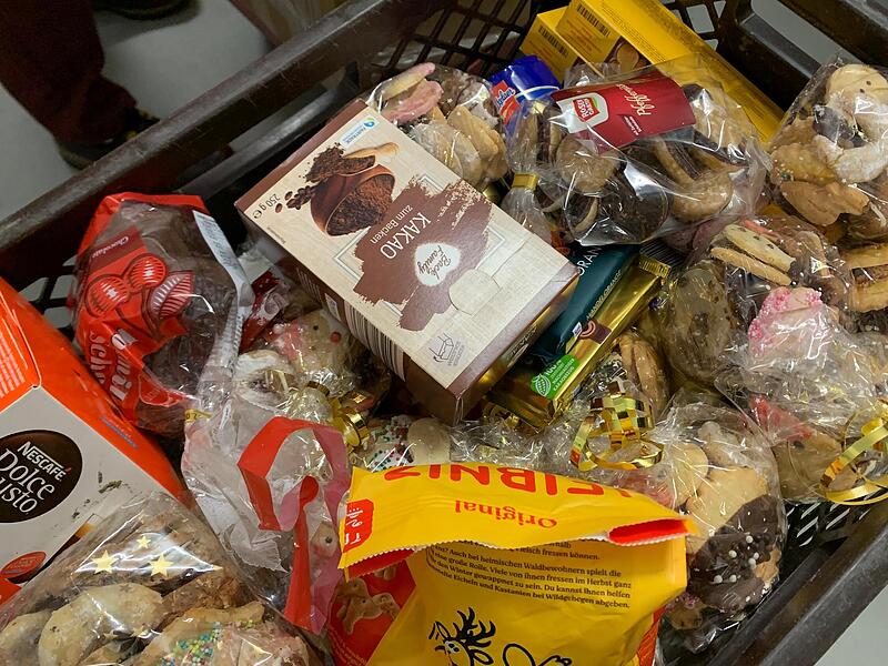 Im Dezember veranstaltete die Diakonie Erlangen die Aktion „Wärmewinter“. Spender wurden gebeten, haltbare Lebensmittel an die Tafel abzugeben. Mit großem Erfolg: Nach 14 Tagen war das Lager bis zur Decke gefüllt mit Nudeln und Co. „Die Weihnachts...