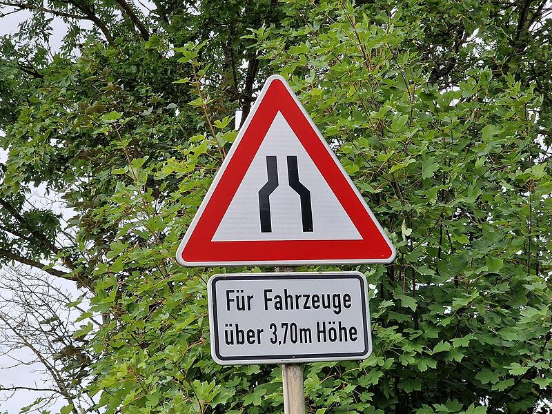 Das Verkehrszeichen &bdquo;Verengte Fahrbahn&ldquo;  soll stehen bleiben, allerdings ohne den Hinweis &bdquo;F&uuml;r Fahrzeuge &uuml;ber 3,70 Meter H&ouml;he&ldquo;.