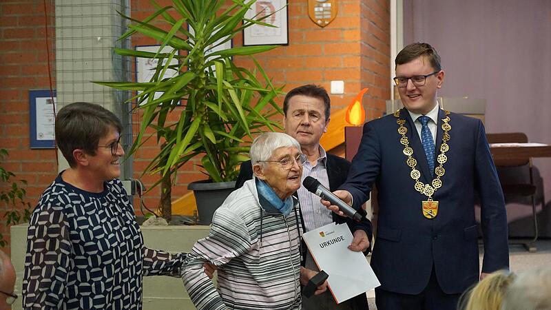 Zweite B&uuml;rgermeisterin Sabine K&ouml;hlerschmidt, Dritter B&uuml;rgermeister Andreas Schonath und B&uuml;rgermeister Michael Senger ehren gemeinsam Gunda Schaller.