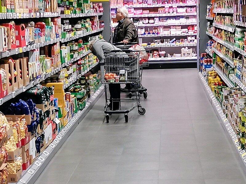Kulmbach: Mann verzehrt Nussschnecke und Milch direkt im Supermarkt Einkaufen im Supermarkt, Discounter (Netto-Filiale)