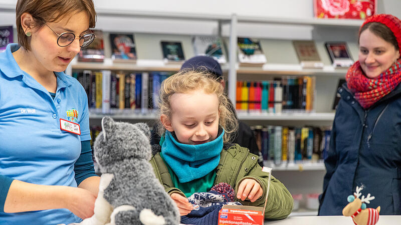 Teddy-Doktor Anna Wolf musste viele Teddys und Puppen verarzten.Forchheim & Fränkische Schweiz