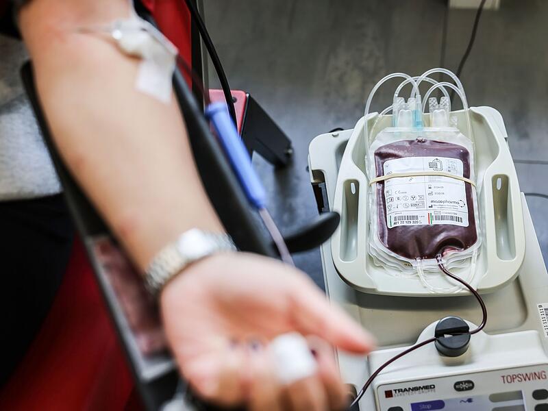 Eine Person spendet Blut im DRK-Blutspendezentrum Eine Person spendet Blut im DRK-Blutspendezentrum