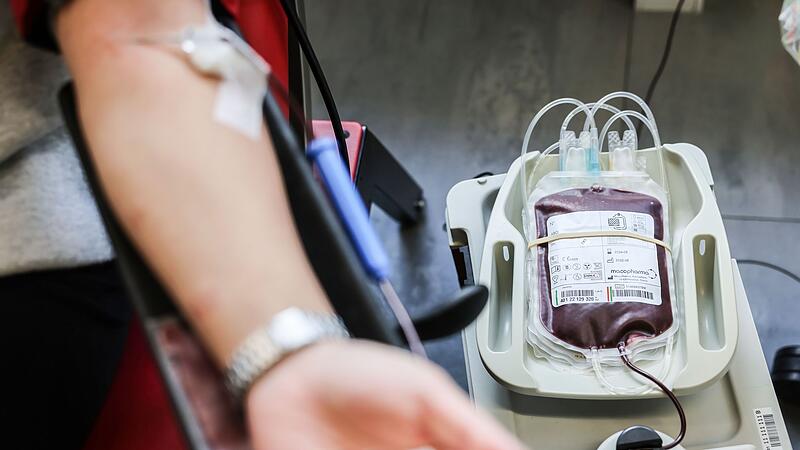 Eine Person spendet Blut im DRK-Blutspendezentrum Eine Person spendet Blut im DRK-Blutspendezentrum