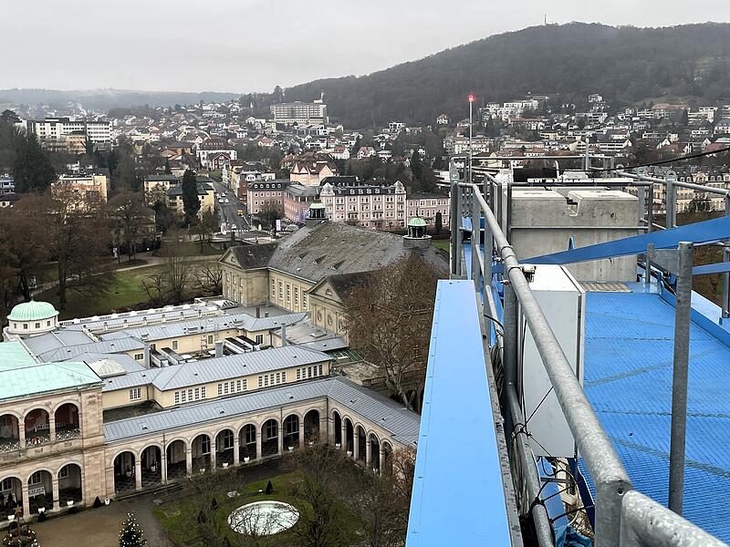 Blick vom wahrscheinlich h&ouml;chsten Arbeitsplatz in Bad KIssingen auf den Kurgarten mit Arkadenbau. Der Baukran an der Baustelle f&uuml;r das Sonnenhof Hotel ist gute 40 Meter hoch.
