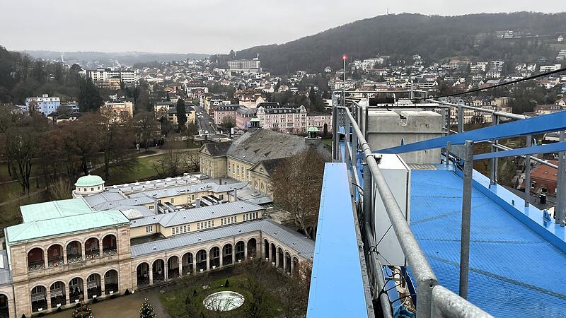 Blick vom wahrscheinlich h&ouml;chsten Arbeitsplatz in Bad KIssingen auf den Kurgarten mit Arkadenbau. Der Baukran an der Baustelle f&uuml;r das Sonnenhof Hotel ist gute 40 Meter hoch.