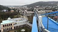 Sonnenhof Hotel Bad Kissingen: Stand der Bauarbeiten Blick vom wahrscheinlich höchsten Arbeitsplatz in Bad KIssingen auf den Kurgarten mit Arkadenbau. Der Baukran an der Baustelle für das Sonnenhof Hotel ist gute 40 Meter hoch.