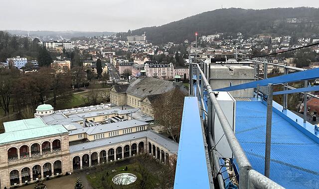 Blick vom wahrscheinlich h&ouml;chsten Arbeitsplatz in Bad KIssingen auf den Kurgarten mit Arkadenbau. Der Baukran an der Baustelle f&uuml;r das Sonnenhof Hotel ist gute 40 Meter hoch.
