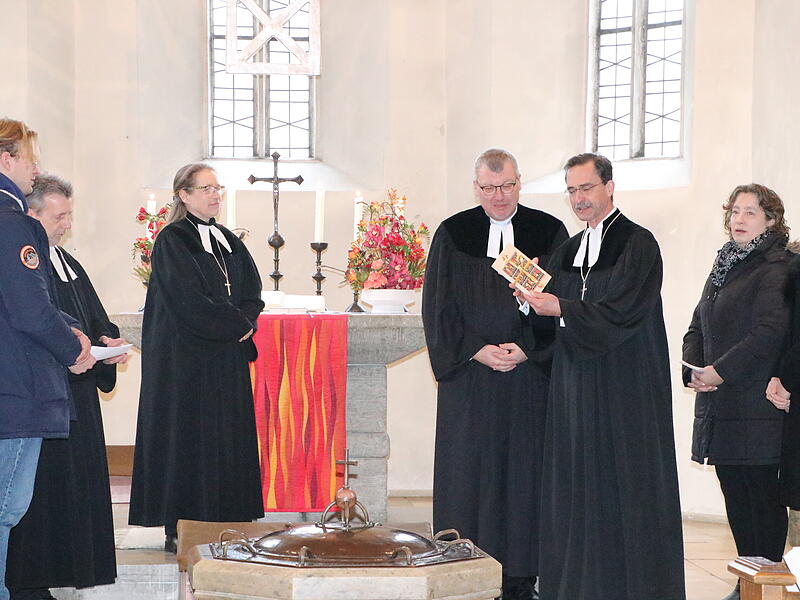 Pfarrer Leander S&uuml;nkel (Mitte) wurde von Dekan Markus M&uuml;ller eingef&uuml;hrt. Mit im Bild Dekanin Ulrike Schorn.
