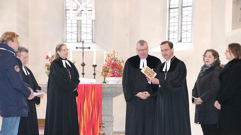 Pfarrer Leander Sünkel eingeführt Pfarrer Leander Sünkel (Mitte) wurde von Dekan Markus Müller eingeführt. Mit im Bild Dekanin Ulrike Schorn.