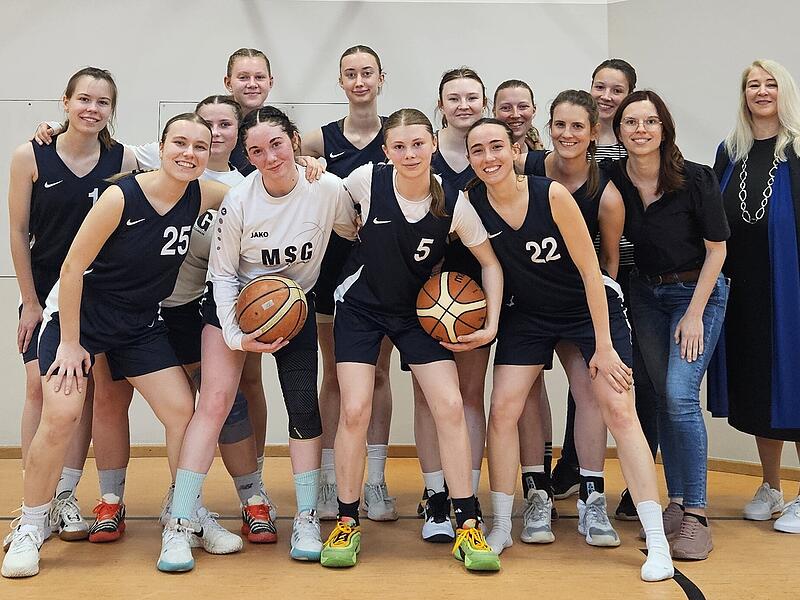 Das letzte Teamfoto der MSG Kronach/K&uuml;ps/Weismain (von links): Marie Fonfara, Sophia &bdquo;Bobby&ldquo; Bornschlegel, Michelle Huber, Ida Hammerand, Jule Stark, Carlotta Roth, Paula Gareis, Emilia Schorn, Emma Winkler, Theresa Weber, Stefanie H&uuml;mmrich, Franz...