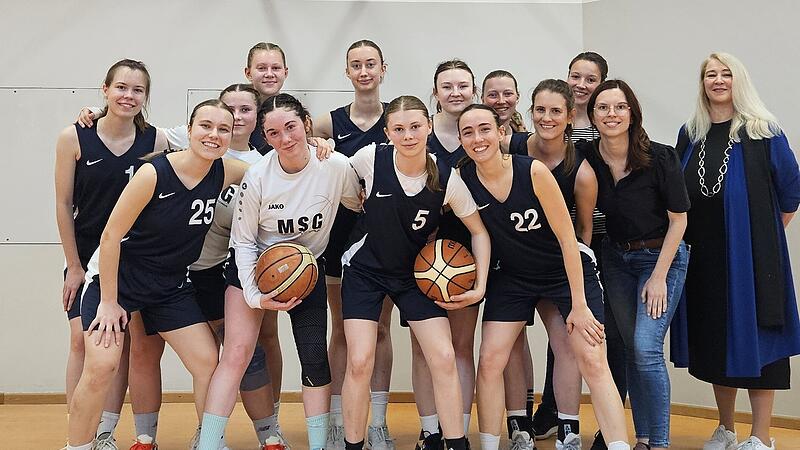 Das letzte Teamfoto der MSG Kronach/K&uuml;ps/Weismain (von links): Marie Fonfara, Sophia &bdquo;Bobby&ldquo; Bornschlegel, Michelle Huber, Ida Hammerand, Jule Stark, Carlotta Roth, Paula Gareis, Emilia Schorn, Emma Winkler, Theresa Weber, Stefanie H&uuml;mmrich, Franz...