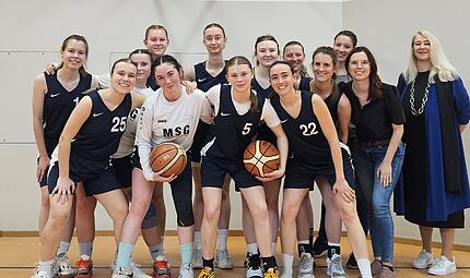 Das letzte Teamfoto der MSG Kronach/K&uuml;ps/Weismain (von links): Marie Fonfara, Sophia &bdquo;Bobby&ldquo; Bornschlegel, Michelle Huber, Ida Hammerand, Jule Stark, Carlotta Roth, Paula Gareis, Emilia Schorn, Emma Winkler, Theresa Weber, Stefanie H&uuml;mmrich, Franz...