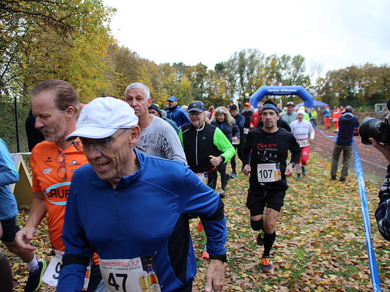 Trotz nasskaltem Herbstwetter lie&szlig;en sich die Sportler den Spa&szlig;  beim 38. Frankenwaldlauf der LG Ludwigschorgast nicht vermiesen.