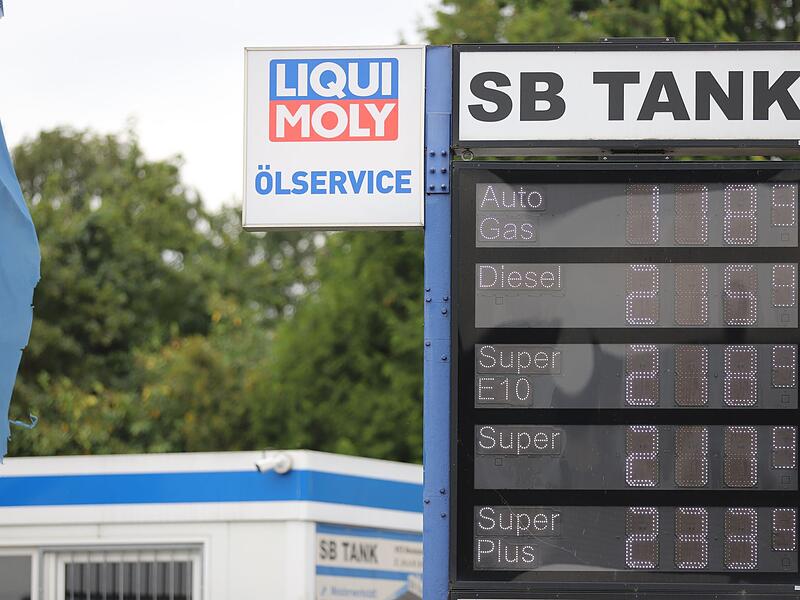Tankstelle. Tankstelle.