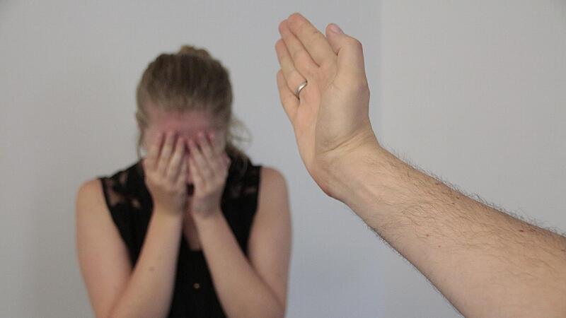Mit Schl&auml;gen war der 54-j&auml;hrige Angeklagte immer wieder auf seine Partnerin losgegangen.