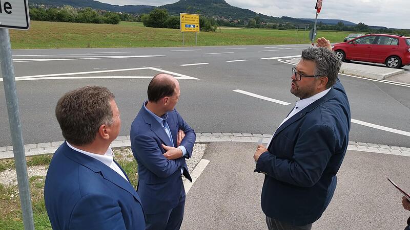 Bürgermeister Marco Friepes (links) präsentiert den aktuellen Unfallschwerpunkt seiner Gemeinde. Hier müsse baulich etwas geschehen, findet er.Forchheim & Fränkische Schweiz Bürgermeister Marco Friepes (links) präsentiert den aktuellen Unfallschwerpunkt seiner Gemeinde. Hier müsse baulich etwas geschehen, findet er.Forchheim & Fränkische Schweiz