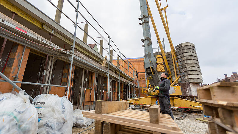 In der Bammersdorfer Straße in Forchheim-Nord entsteht aktuell eine Wohnanlage für Geflüchtete. Im Herbst sollen die ersten Menschen einziehen können.