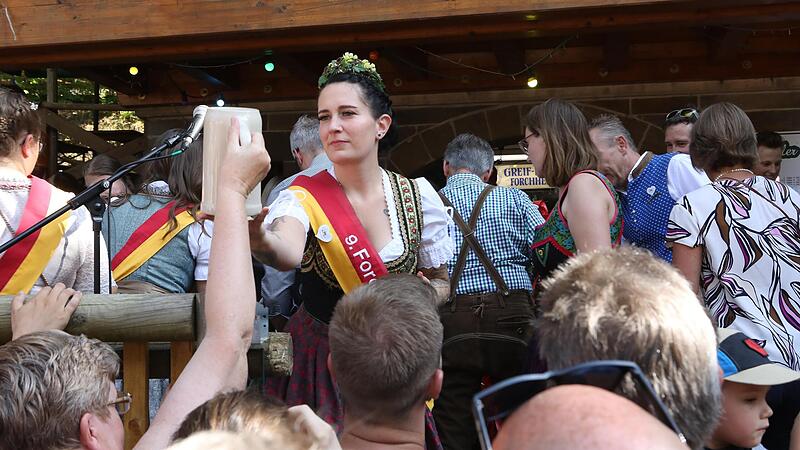Auf dem Annafest 2022 in Forchheim begrüßt die amtierende Forchheimer Bierkönigin Melanie I. das Volk und kredenzt ihr Hoheitsgetränk im Seidla.Forchheim & Fränkische Schweiz Auf dem Annafest 2022 in Forchheim begrüßt die amtierende Forchheimer Bierkönigin Melanie I. das Volk und kredenzt ihr Hoheitsgetränk im Seidla.Forchheim & Fränkische Schweiz