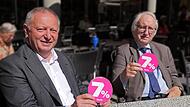 Landrat Thomas Bold (links) und Heinz Stempfle, Vorsitzender der Deheoga Kreisstelle Bad Kissingen machen sich daf&uuml;r stark, dass der Mehrwertsteuersatz auf Speisen in der Gastronomie bei sieben Prozent bleibt.