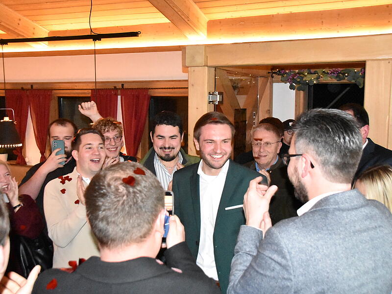 Mit Konfetti wurde dem neuen Landrat Jonas Gleich (CSU) gratuliert.