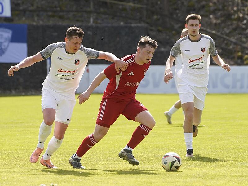 Fridolin Engel (rot, hier gegen den FC Fuchsstadt) schoss das letzte Tor der Landesligasaison 2025/26 für den TSV Mönchröden, den Ehrentreffer gegen Hain. Fridolin Engel (rot, hier gegen den FC Fuchsstadt) schoss das letzte Tor der Landesligasaison 2025/26 für den TSV Mönchröden, den Ehrentreffer gegen Hain.