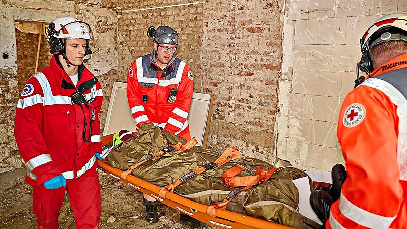 Eingebunden in die Gro&szlig;&uuml;bung im Ahrtal waren auch Einsatzkr&auml;fte des BRK Rh&ouml;n-Grabfeld, hier bei der Patientenrettung aus einem zerst&ouml;rten Haus. Leon Jakobs DLR