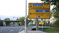 Auf dem Schild an der Segerkreuzung Münnerstadt steht A 7 Erfurt. Es müsste A 71 Erfurt heißen. Auf dem Schild an der Seger-Kreuzung steht „A 7 Erfurt“. Es müsste „A 71 Erfurt“ heißen.