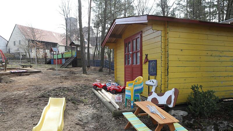 Rutsche, Bobby-Cars,  St&uuml;hle, Bank und Ger&auml;teschuppen: Der Kindergarten am Feuerstein ist nun wieder  ausgestattet.Forchheim & Fr&auml;nkische Schweiz