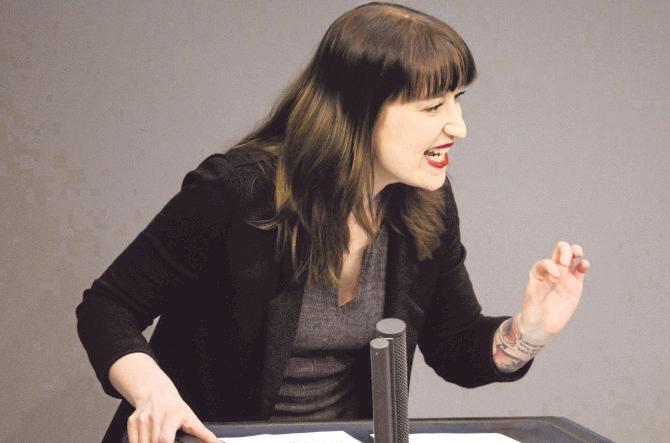 Linken-Politikerin Heidi Reichinnek ist am Rednerpult immer engagiert.    Linken-Politikerin Heidi Reichinnek ist am Rednerpult immer engagiert.   